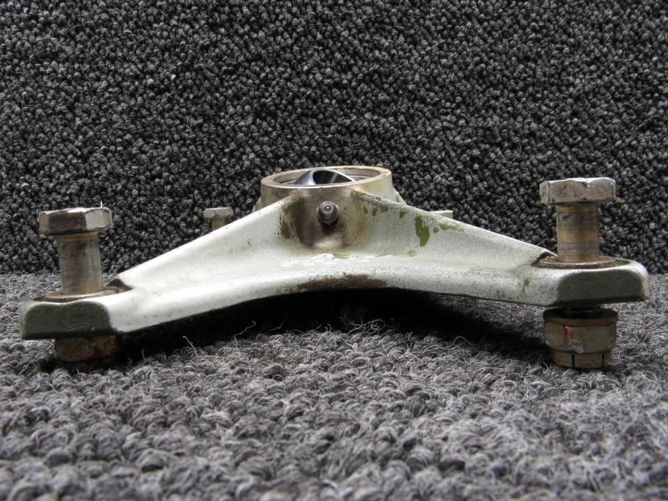 67042-013 (Cast: 67043-3) Piper PA28RT-201T Aft Trunnion Fitting Assembly - Image 4