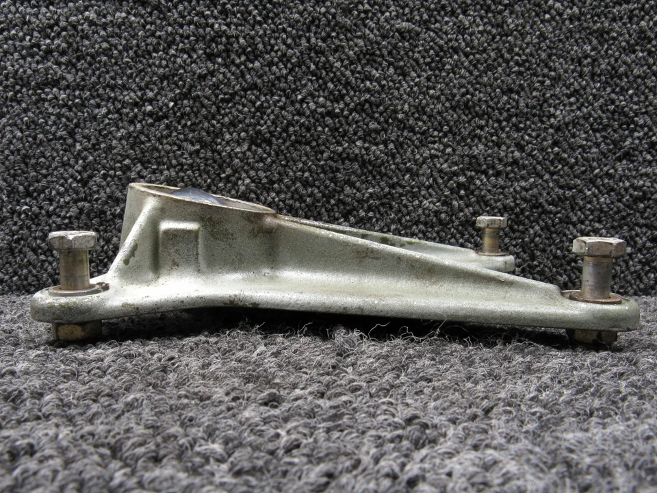67042-013 (Cast: 67043-3) Piper PA28RT-201T Aft Trunnion Fitting Assembly - Image 3